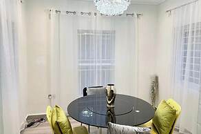 2 Bed Apartment Sleeps 4 - Jacuzzi, Parking, Wifi