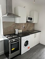 Captivating 2-bed Apartment in Ilford