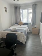 Captivating 2-bed Apartment in Ilford