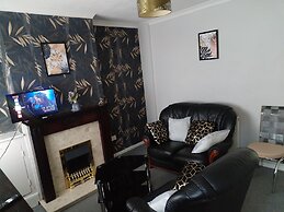 Comfortable 4-bed House in Hucknall, Nottingham