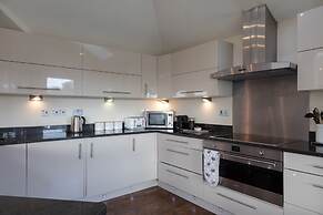 Vantage Point, Hillfield Village