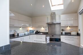 Vantage Point, Hillfield Village