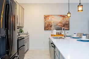 Splendid 4 Bd w Pool Close to Disney Champions Gate 1006