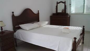 Lovely 4-bed Apartment in Estombar