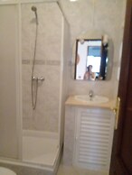 Lovely 4-bed Apartment in Estombar