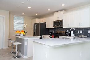 Luxurious 2 Bd Close to Disney Storey Lake 204 3131