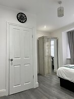 Inviting 2-bed Apartment in Ilford