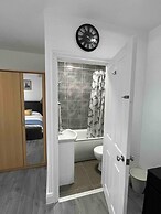 Inviting 2-bed Apartment in Ilford