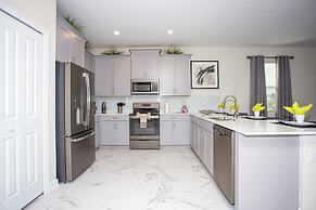 Fantastic Eight Bedrooms SF w Screened Pool at Storey Lake Resort 2887