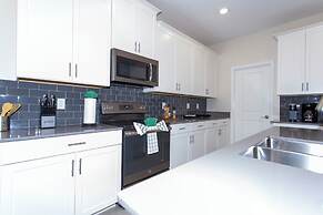 Gorgeous Family Friendly 5 Bd w Pool Close to Disney Storey Lake 2767