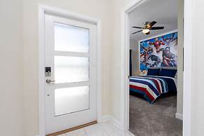 Luxurious Family-friendly 5 Bd 12 Guests w Screened Pool Close to Disn