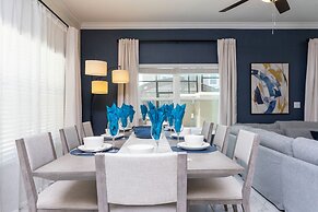 Luxurious Family-friendly 5 Bd 12 Guests w Screened Pool Close to Disn