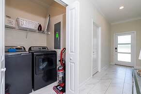 Luxurious Family-friendly 5 Bd 12 Guests w Screened Pool Close to Disn