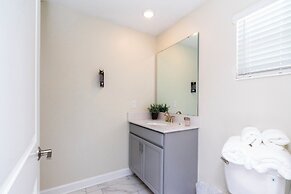 Luxurious Family-friendly 5 Bd 12 Guests w Screened Pool Close to Disn