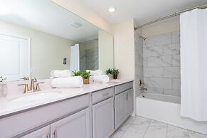 Luxurious Family-friendly 5 Bd 12 Guests w Screened Pool Close to Disn