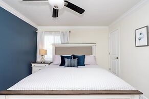 Luxurious Family-friendly 5 Bd 12 Guests w Screened Pool Close to Disn