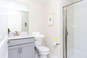 Luxurious Family-friendly 5 Bd 12 Guests w Screened Pool Close to Disn