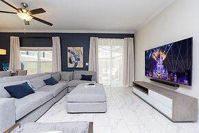 Luxurious Family-friendly 5 Bd 12 Guests w Screened Pool Close to Disn