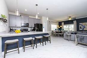 Luxurious Family-friendly 5 Bd 12 Guests w Screened Pool Close to Disn