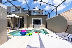 Luxurious Family-friendly 5 Bd 12 Guests w Screened Pool Close to Disn