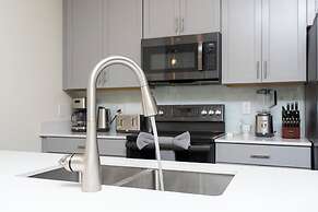 Luxurious Family-friendly 5 Bd 12 Guests w Screened Pool Close to Disn