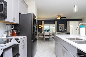 Luxurious Family-friendly 5 Bd 12 Guests w Screened Pool Close to Disn