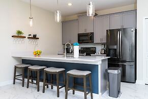 Luxurious Family-friendly 5 Bd 12 Guests w Screened Pool Close to Disn