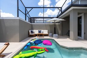 Luxurious Family-friendly 5 Bd 12 Guests w Screened Pool Close to Disn