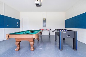 Gorgeous 5 Bd w Pool Jacuzzi Close to Disney 6071