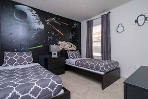 Gorgeous 5 Bd w Pool Jacuzzi Close to Disney 6071