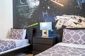 Gorgeous 5 Bd w Pool Jacuzzi Close to Disney 6071