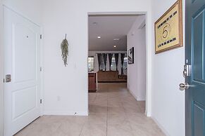 Gorgeous 5 Bd w Pool Jacuzzi Close to Disney 6071