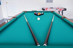 Gorgeous 5 Bd w Pool Jacuzzi Close to Disney 6071