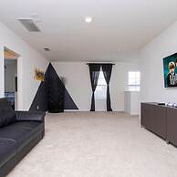 Gorgeous 5 Bd w Pool Jacuzzi Close to Disney 6071