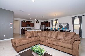 Gorgeous 5 Bd w Pool Jacuzzi Close to Disney 6071