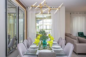 Gorgeous 4 Bedroom w Pool Close to Disney 4836