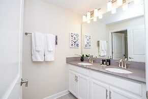 Gorgeous 4 Bedroom w Pool Close to Disney 4836