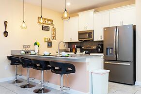 Magnificent 5Bd w Pool Storey Lake 4800