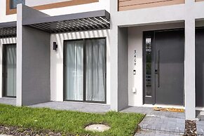 Marvelous 3Bd Close to Disney w Gameroom at The Hub 3409