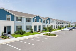 Splendid 5 Bd w Screened Pateo Pool Windsor Westside 8921