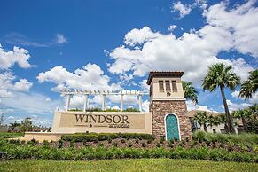 Splendid 5 Bd w Screened Pateo Pool Windsor Westside 8921