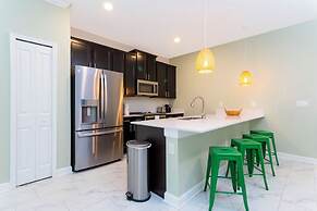 Gorgeous 5 Bd w Pool Close to Disney Champions Gate 948