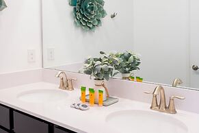 Gorgeous 5 Bd w Pool Close to Disney Champions Gate 948