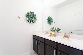 Gorgeous 5 Bd w Pool Close to Disney Champions Gate 948