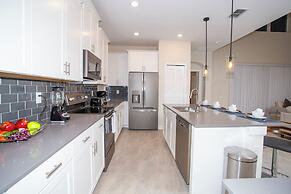 Fabulous 5 Bedrooms Close to Disney at Champions Gate Resort 8988