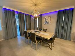 Stunning 5Bd w Pool Close to Disney Solterra 7829