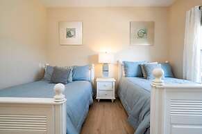 Stunning 5 Bd Home w Pool Close to Disney 7420