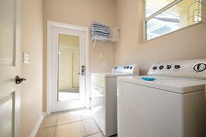 Stunning 5 Bd Home w Pool Close to Disney 7420