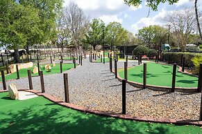 Stunning 5 Bd Home w Pool Close to Disney 7420