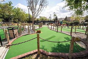 Stunning 5 Bd Home w Pool Close to Disney 7420